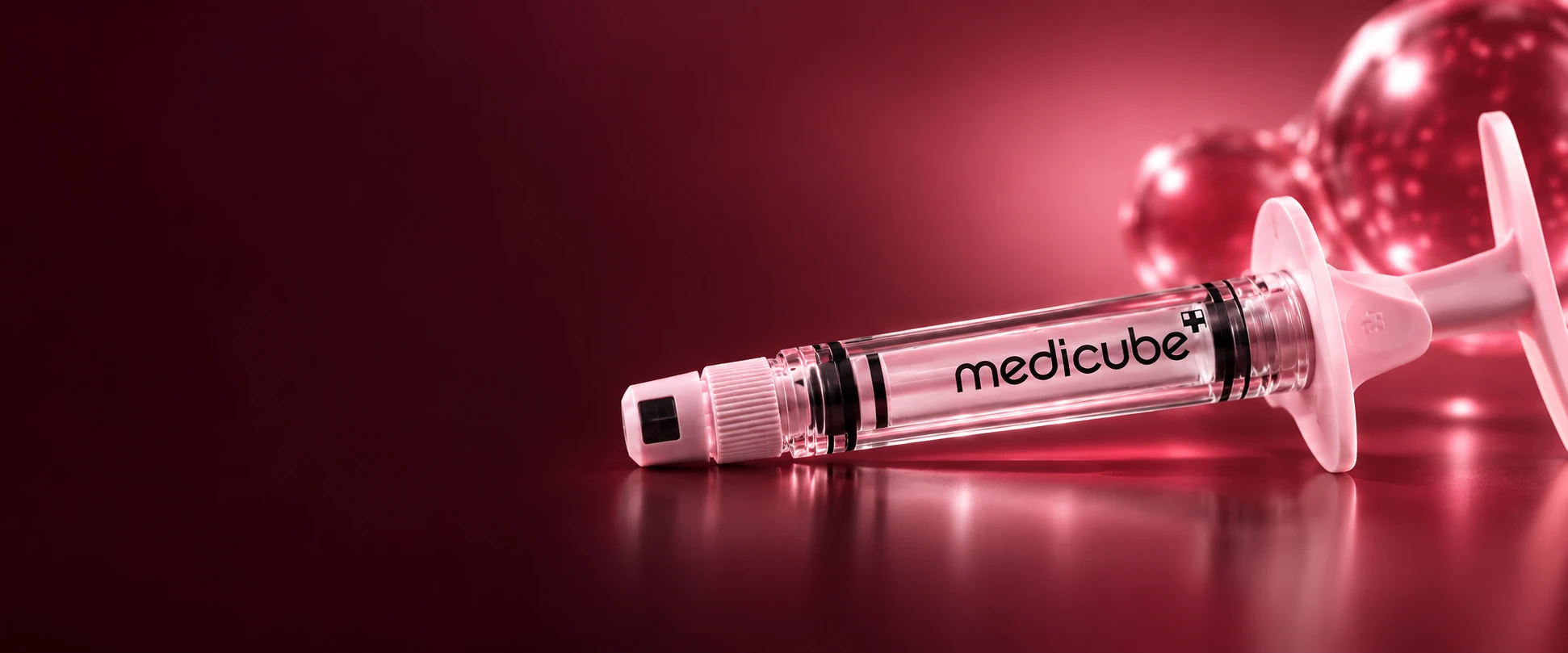 Composición de campaña: una presentación de medicube sobre fondo burdeos